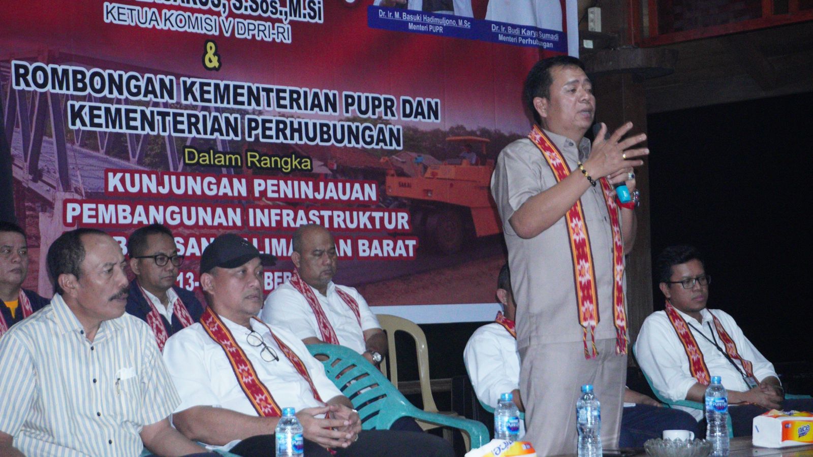 Ketua Komisi V DPR RI, Lasarus melakukan reses di Desa Nanga Bayan, Kecamatan Ketungau Hilir, Kabupaten Sintang, Kalimantan Barat. (Foto: Jauhari)
