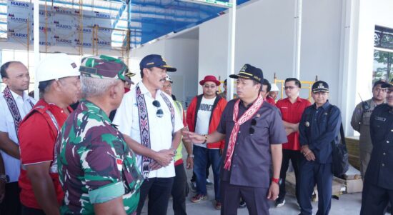 Ketua Komisi V DPR RI, Lasarus bersama rombongan meninjau pembangunan Terminal Barang Internasional (TBI) di PLBN Badau. (Foto: Jauhari)