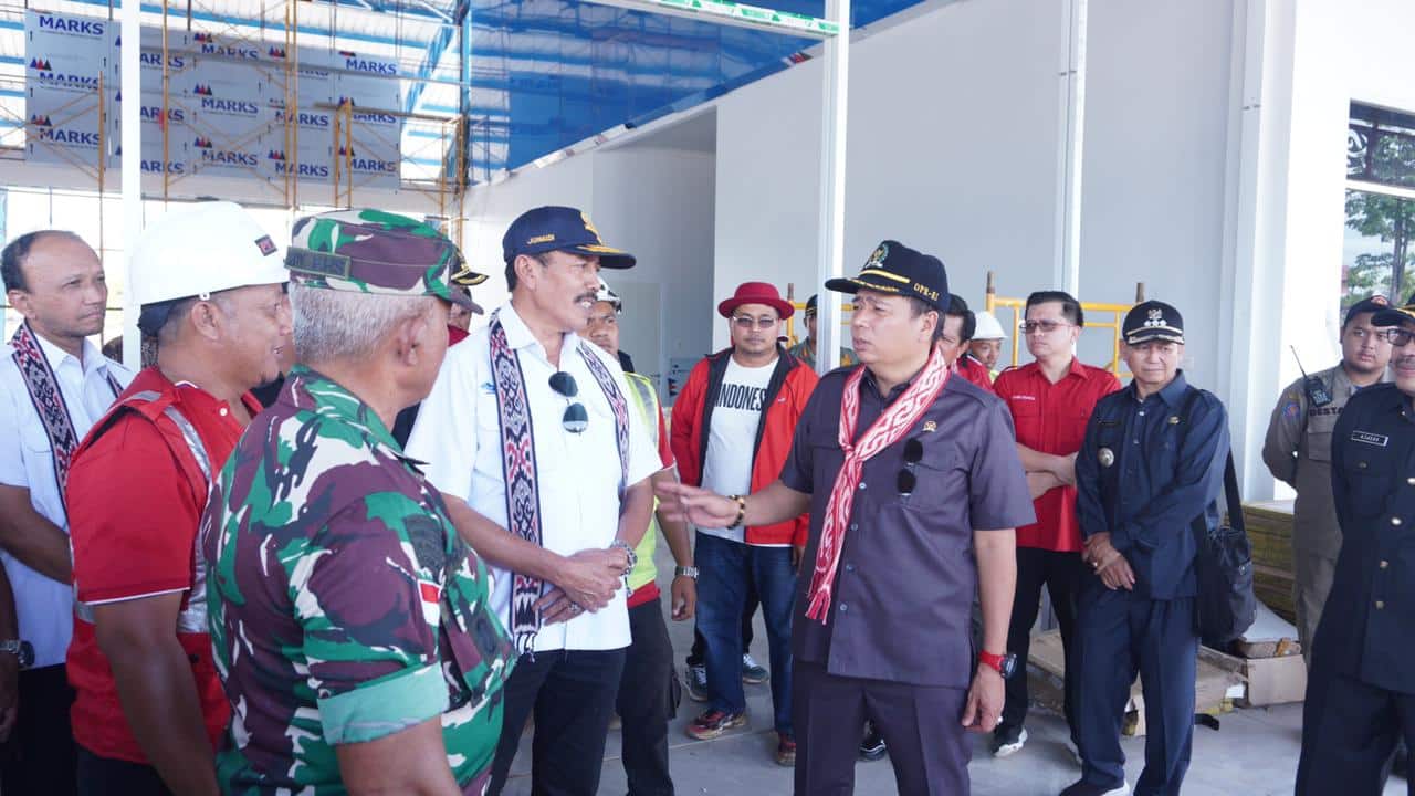 Ketua Komisi V DPR RI, Lasarus bersama rombongan meninjau pembangunan Terminal Barang Internasional (TBI) di PLBN Badau. (Foto: Jauhari)