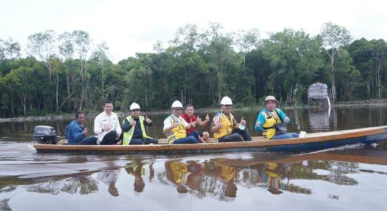 Ketua Komisi V DPR RI, Lasarus memantau proyek normalisasi danau di Kabupaten Kapuas Hulu, Kalimantan Barat, Sabtu (15/10/2022). (Foto: Jauhari)