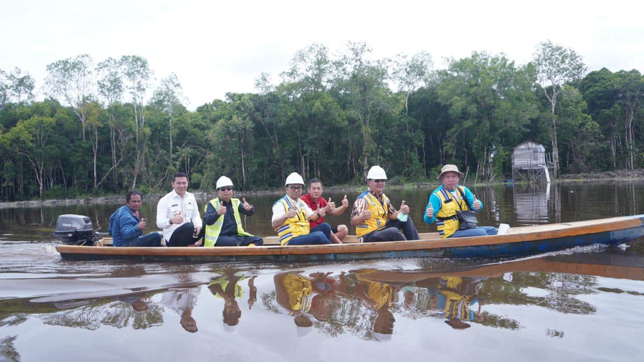 Ketua Komisi V DPR RI, Lasarus memantau proyek normalisasi danau di Kabupaten Kapuas Hulu, Kalimantan Barat, Sabtu (15/10/2022). (Foto: Jauhari)