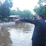 Ketua Komisi V DPR RI, Lasarus meninjau langsung kondisi banjir di Kabupaten Sintang, Sabtu (15/10/2022). (Foto: Jauhari)