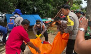 Proses evakuasi mayat yang diduga meninggal dunia akibat tenggelam di Sungai Kapuas, Minggu (16/10/2022). (Foto: Jauhari)
