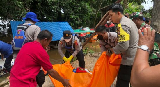 Proses evakuasi mayat yang diduga meninggal dunia akibat tenggelam di Sungai Kapuas, Minggu (16/10/2022). (Foto: Jauhari)