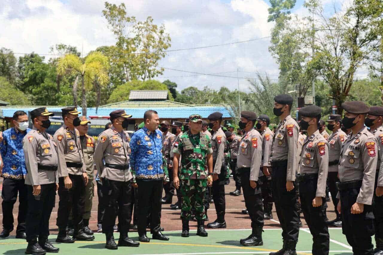Polres Melawi melaksanakan Apel Pergeseran Pasukan Pengamanan Pilkades Serentak di halaman Mapolres Melawi, Senin (17/10/2022). (Foto: Bahrum Sirait)