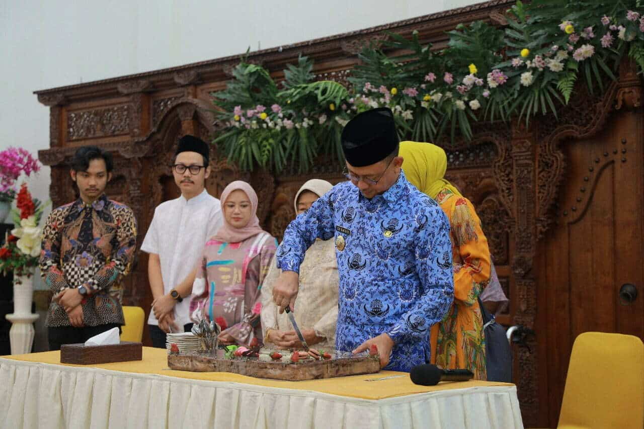 Wali Kota Pontianak, Edi Rusdi Kamtono memotong kue saat syukuran ulang tahunnya yang ke-59. (Foto: Kominfo/Prokopim For KalbarOnline.com)