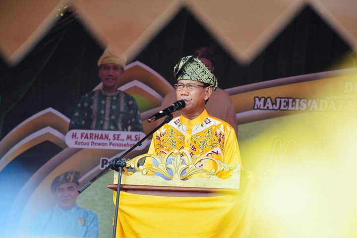 Wakil Bupati Ketapang, Farhan memberikan kata sambutan pada pembukaan Pagelaran Adat Seni Budaya Melayu MABM Kabupaten Ketapang Tahun 2022. (Foto: Adi LC)
