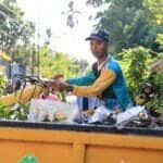 Petugas Dinas Lingkungan Hidup (DLH) Kota Pontianak tengah melakukan jemput bola pemungutan sampah. (Foto: Kominfo Fot KalbarOnline.com)