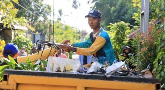 Petugas Dinas Lingkungan Hidup (DLH) Kota Pontianak tengah melakukan jemput bola pemungutan sampah. (Foto: Kominfo Fot KalbarOnline.com)