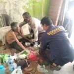 Tim medis dari Dokkes Polresta Pontianak membantu pemeriksaan kesehatan warga lansia yang tinggal sebatang kara di Pontianak Barat. (Foto: Jauhari)