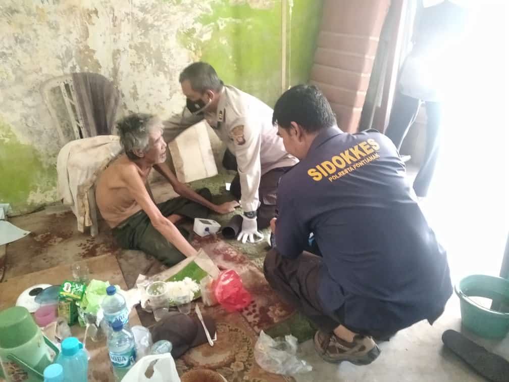 Tim medis dari Dokkes Polresta Pontianak membantu pemeriksaan kesehatan warga lansia yang tinggal sebatang kara di Pontianak Barat. (Foto: Jauhari)