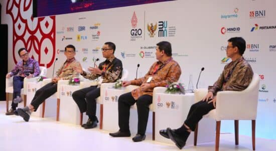 Direktur Utama PLN, Darmawan Prasodjo memberikan paparan dalam diskusi panel Stated-Owned Enterprises (SOE) International Conference di Bali, Selasa (18/10/2022). (Foto: PT PLN For KalbarOnline.com)