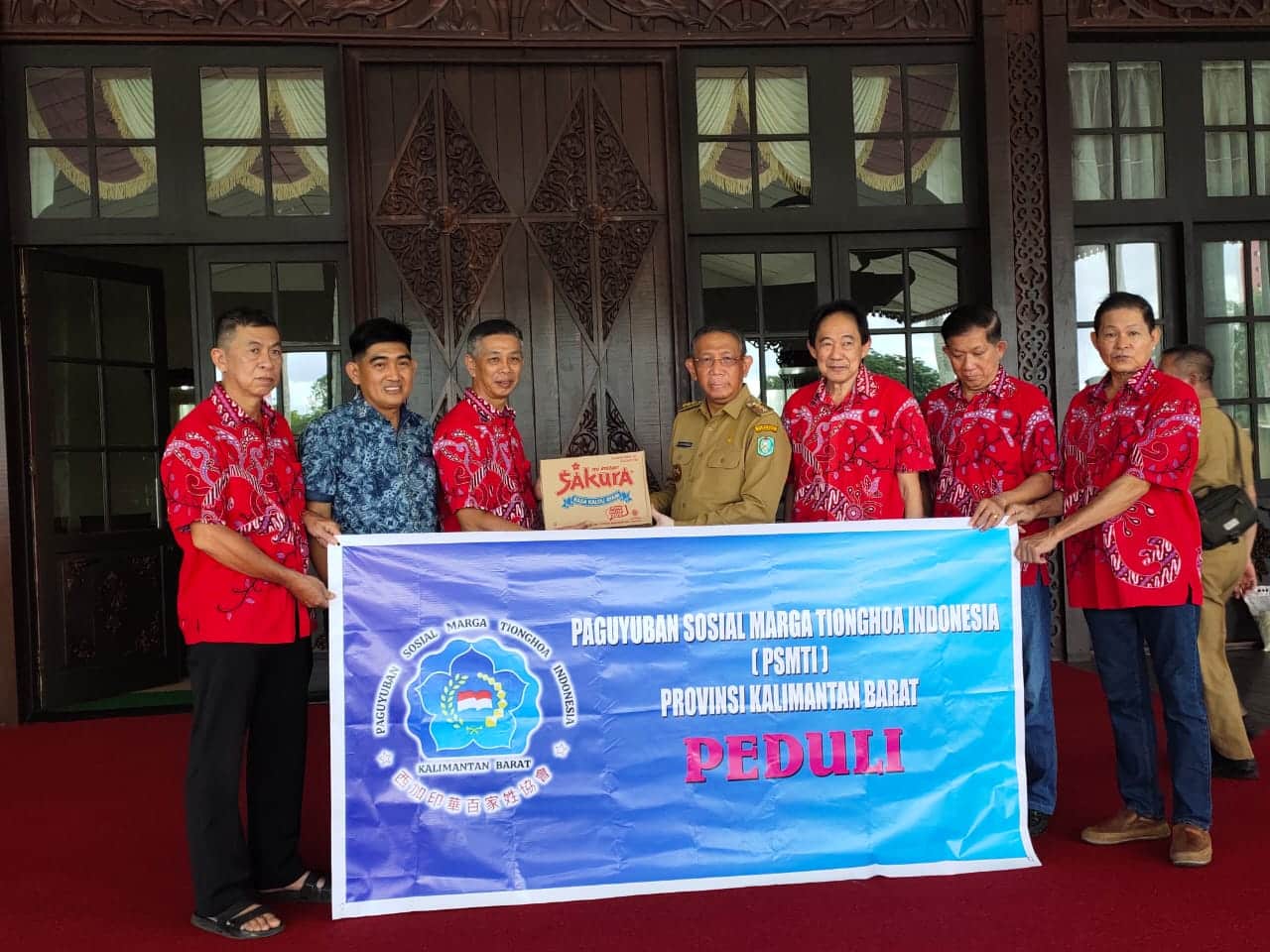 Gubernur Kalbar, Sutarmidji menerima bantuan sembako dari Paguyuban Sosial Marga Tionghoa Indonesia (PSMTI) Kalbar. (Foto: Biro Adpim For KalbarOnline.com)