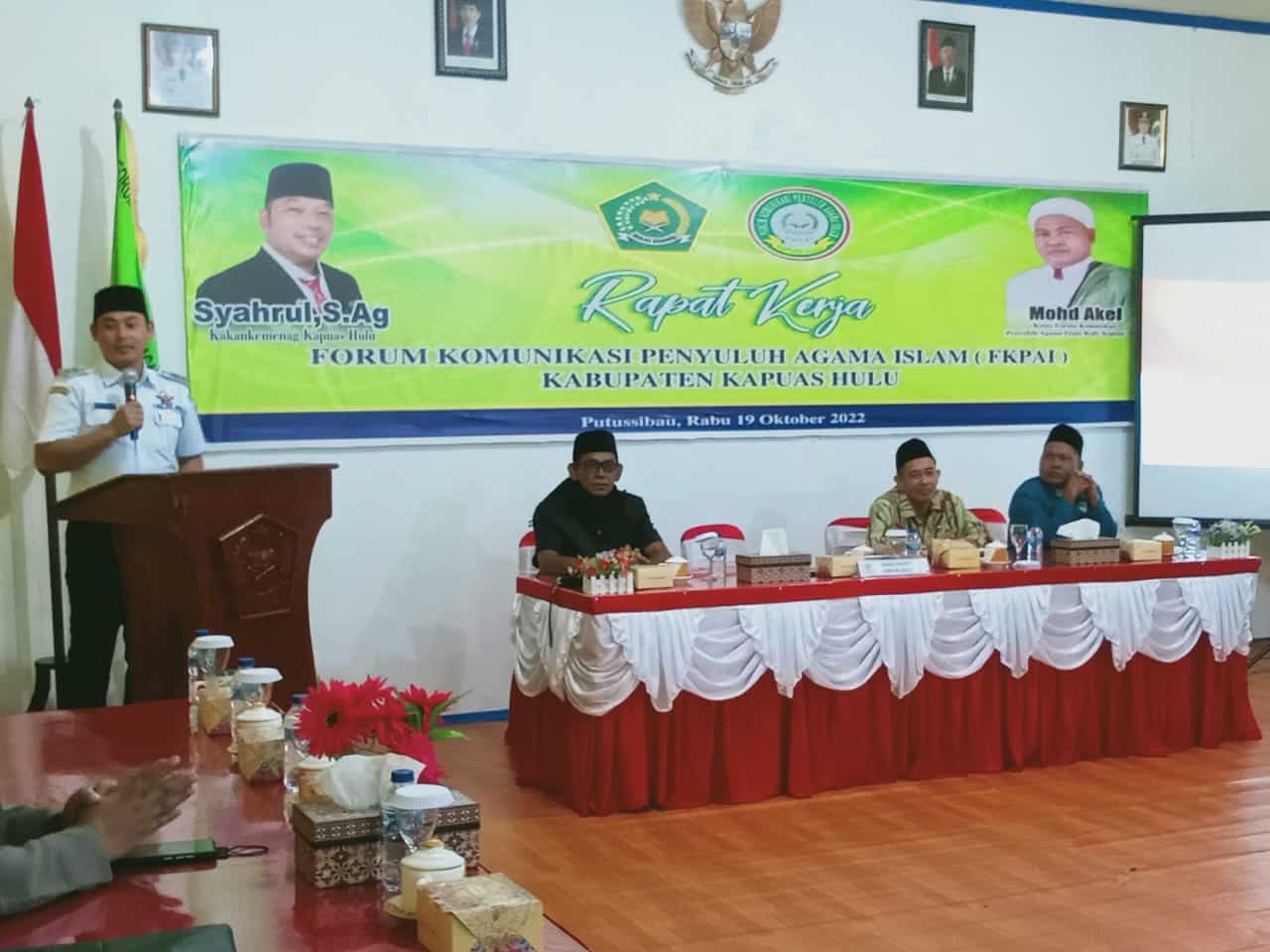 Wakil Bupati Kapuas Hulu, Wahyudi Hidayat memberikan kata sambutan saat membuka rapat kerja FKPAI Kabupaten Kapuas Hulu, di Kantor FKUB Kabupaten Kapuas Hulu, Rabu (19/10/2022). (Foto: Ishaq)