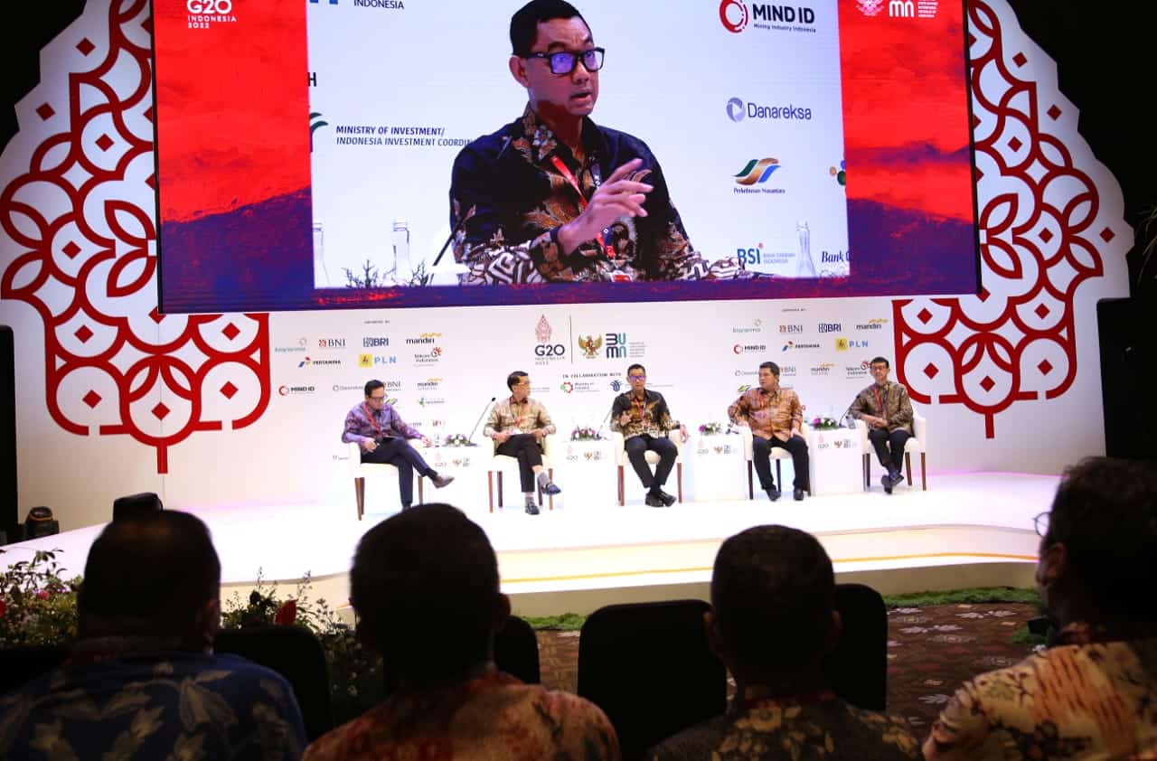 Direktur Utama PLN, Darmawan Prasodjo memberikan aparan dalam acara Stated-Owned Enterprises (SOE) International Conference, di Bali, Selasa (18/10/2022). (Foto: Istimewa)