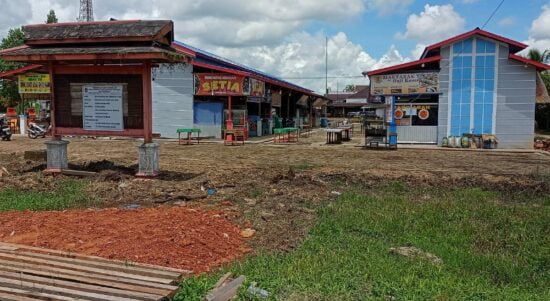 Pasar kuliner yang terletak di halaman eks Kantor Bupati Melawi ini terdiri dari 3 blok dengan jumlah kios sebanyak 39 unit. (Foto: Bahrum Sirait)