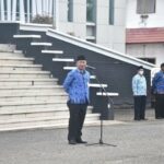 Sekda Ketapang, Alexander Wilyo memimpin apel gabungan ASN di halaman Kantor Bupati Ketapang, Senin (17/10/2022). (Foto: Adi LC)