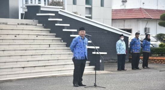 Sekda Ketapang, Alexander Wilyo memimpin apel gabungan ASN di halaman Kantor Bupati Ketapang, Senin (17/10/2022). (Foto: Adi LC)