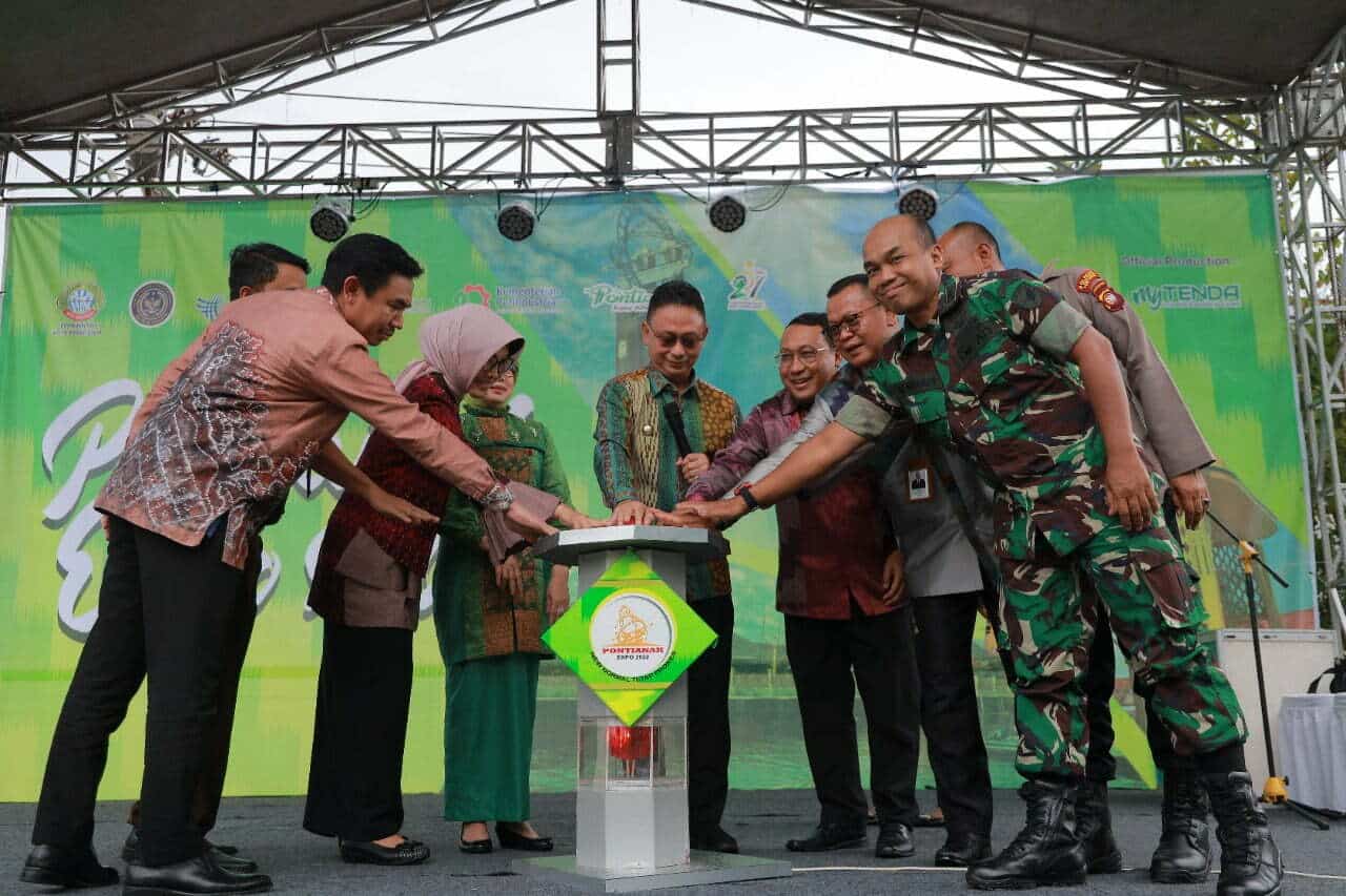 Wali Kota Pontianak, Edi Rusdi Kamtono beserta Forkopimda dan tamu undangan memencet tombol secara simbolis menandai diresmikannya Pontianak Expo 2022 di PCC. (Foto: Kominfo For KalbarOnline.com)