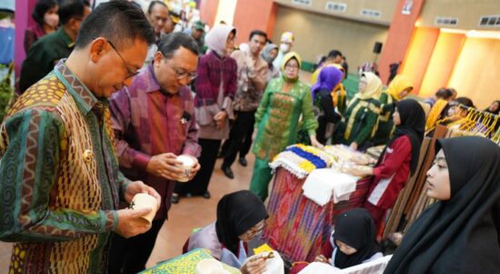 Wali Kota Pontianak, Edi Rusdi Kamtono meninjau stand-stand peserta Pontianak Expo 2022 di PCC. (Foto: Kominfo For KalbarOnline.com)