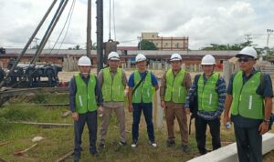 Komisi 2 DPRD Melawi melaksanakan sidak terhadap pembangunan Masjid Kota Juang Kabupaten Melawi di Nanga Pinoh, Kamis (20/10/2022). (Foto: Bahrum Sirait)