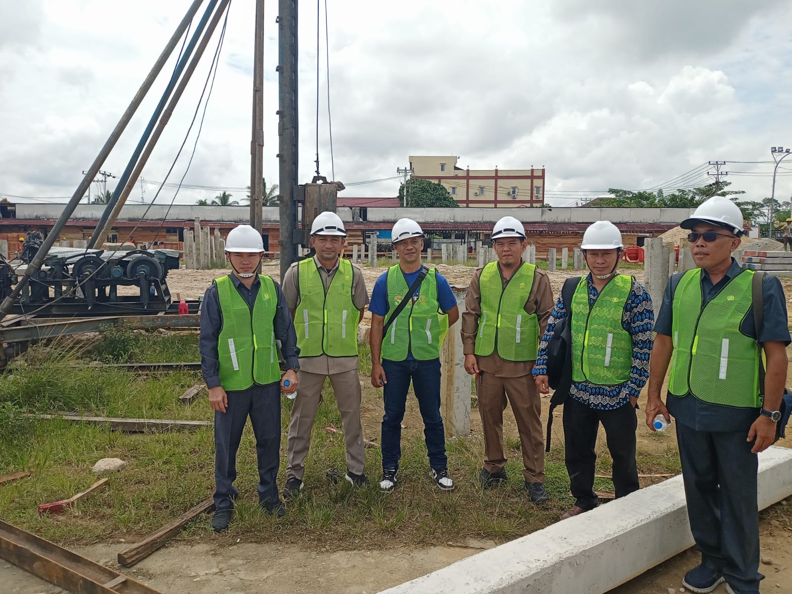 Komisi 2 DPRD Melawi melaksanakan sidak terhadap pembangunan Masjid Kota Juang Kabupaten Melawi di Nanga Pinoh, Kamis (20/10/2022). (Foto: Bahrum Sirait)