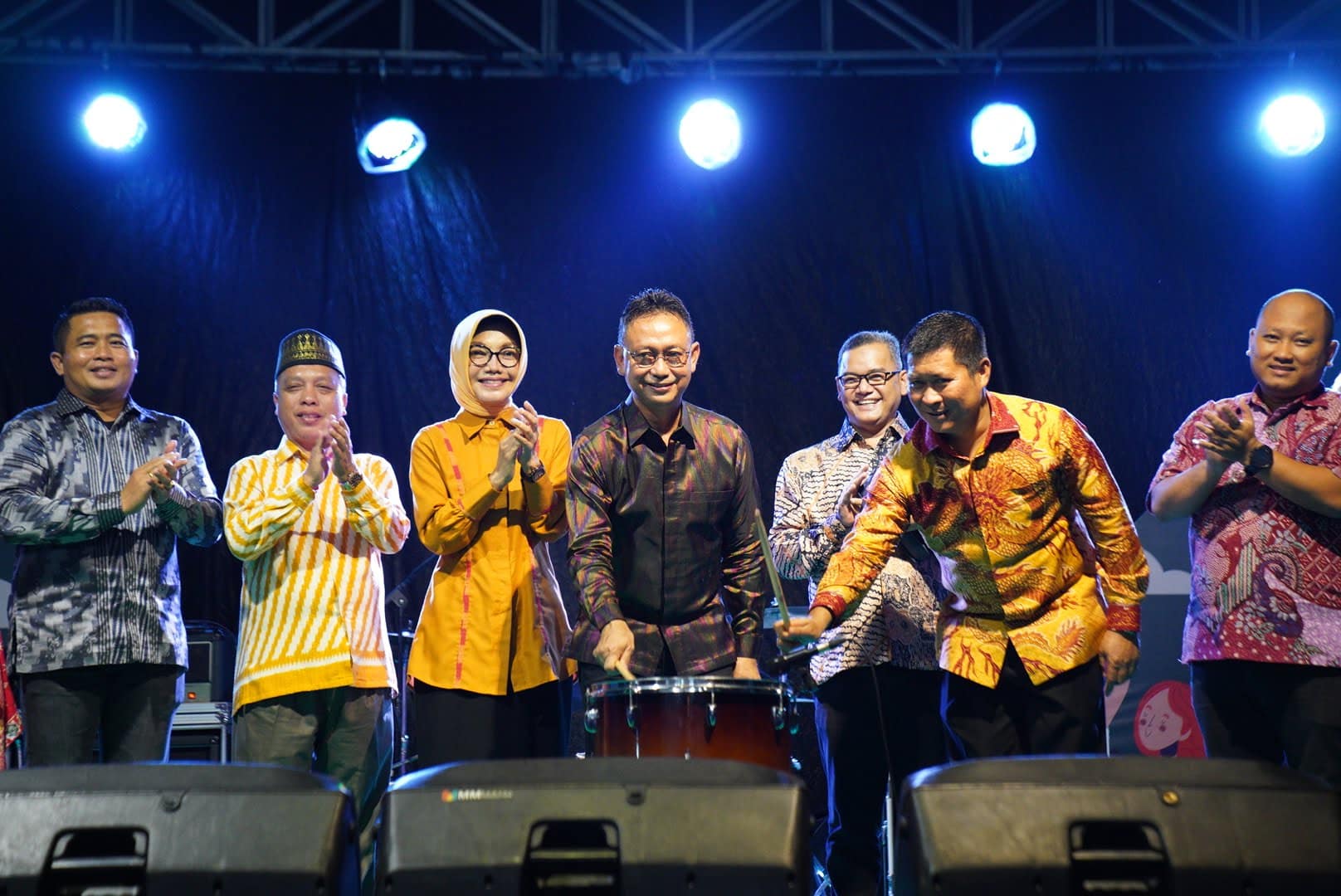Wali Kota Pontianak, Edi Rusdi Kamtono (tengah) bersama tamu undangan menabuh drum menandai mulai diresmikannya Pontianak Festival 2022 di Taman Alun Kapuas. (Foto: Kominfo/Prokopim For KalbarOnline.com)