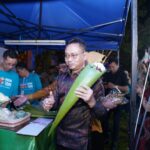 Wali Kota Pontianak, Edi Rusdi Kamtono meninjau sejumlah stand yang menyemarakkan Pontianak Festival 2022 di Taman Alun Kapuas. (Foto: Kominfo/Prokopim For KalbarOnline.com)