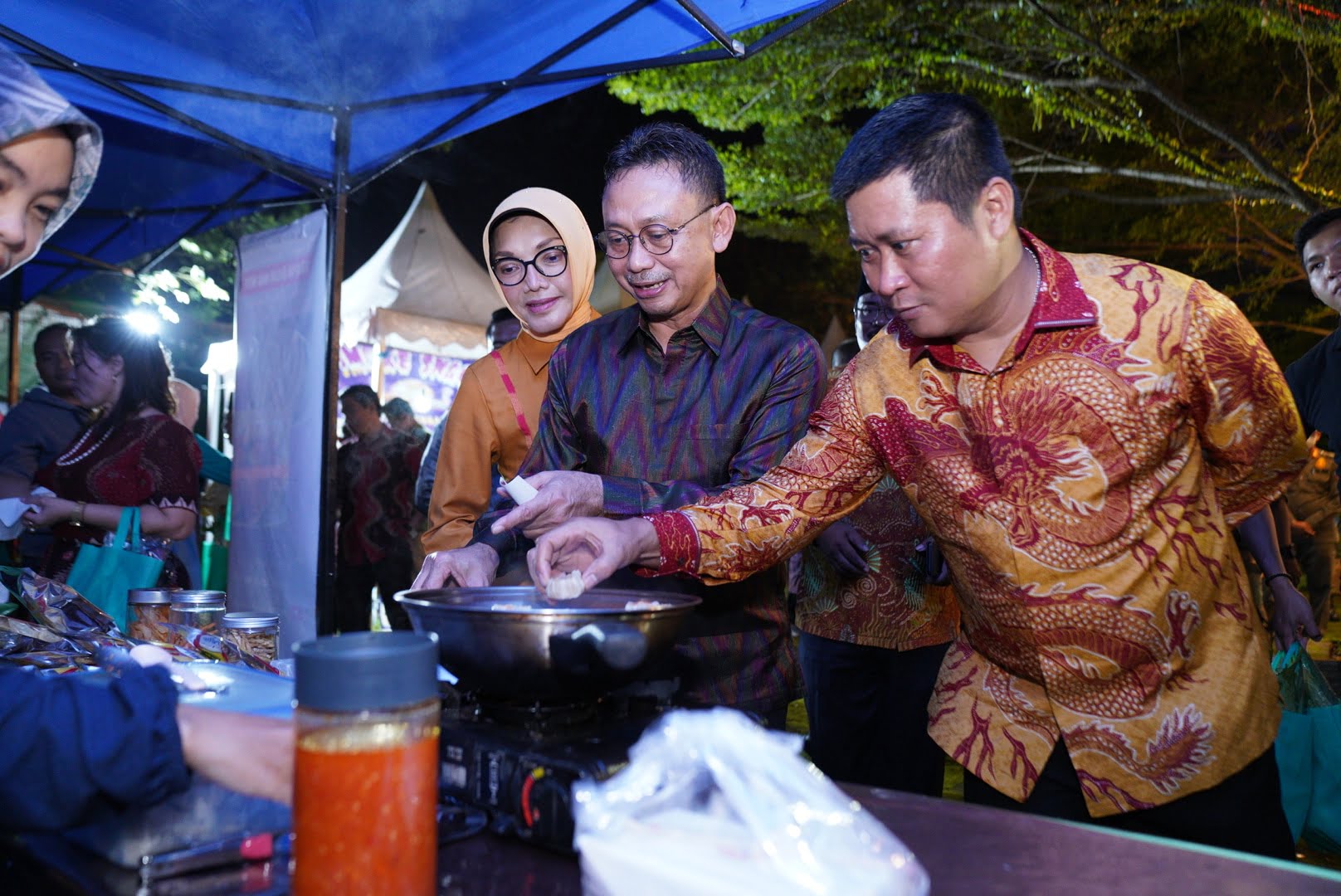 Wali Kota Pontianak, Edi Rusdi Kamtono meninjau sejumlah stand yang menyemarakkan Pontianak Festival 2022 di Taman Alun Kapuas. (Foto: Kominfo/Prokopim For KalbarOnline.com)