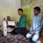 Wali Kota Pontianak, Edi Rusdi Kamtono menyambangi langsung rumah Zulkifli, warga Perumnas I untuk menyerahkan bantuan. (Foto: Prokopom For KalbarOnline.com)