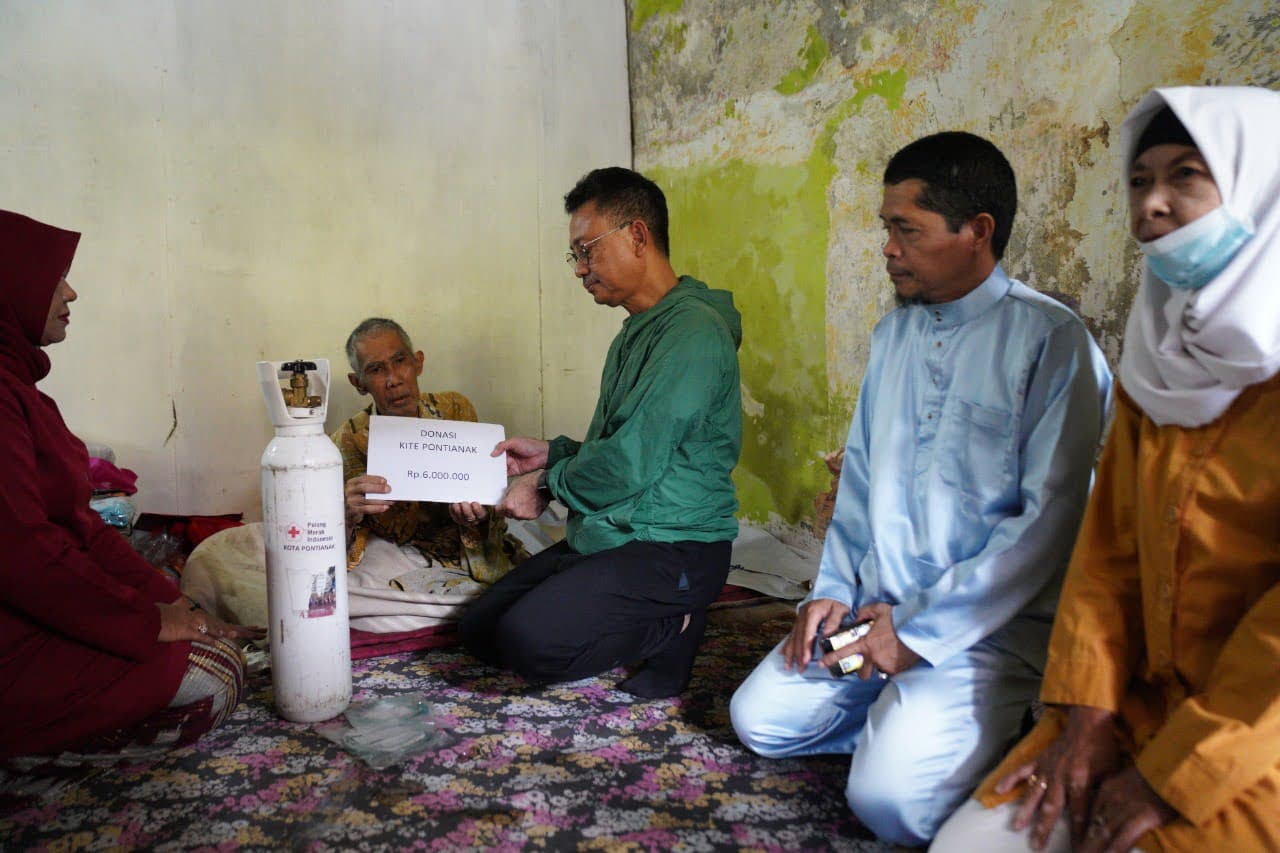 Wali Kota Pontianak, Edi Rusdi Kamtono menyambangi langsung rumah Zulkifli, warga Perumnas I untuk menyerahkan bantuan. (Foto: Prokopom For KalbarOnline.com)