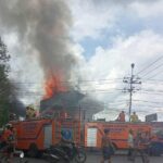 Kebakaran Percetakan Grafika dan Rumah Makan Pondok Indah di Jalan Imam Bonjol, Jumat siang, 21 Oktober 2022. (Foto: Jauhari)