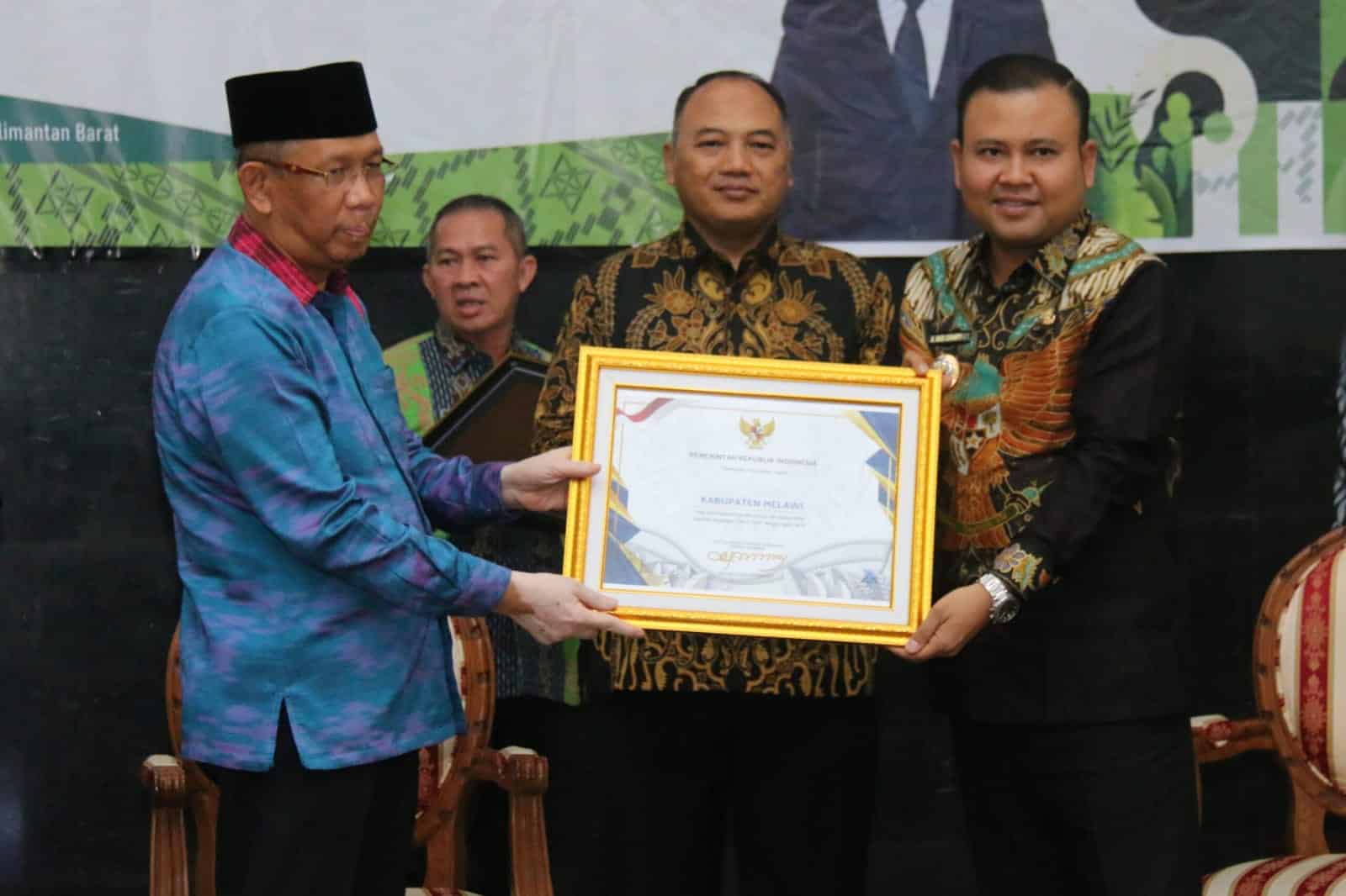 Bupati Melawi, Dadi Sunarya Usfa Yursa menerima penghargaan Kementerian Keuangan RI di Balai Petitih Kantor Gubernur Kalbar, Kamis (20/10/2022). (Foto: Bahrum Sirait)