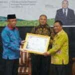 Sekda Kabupaten Kapuas Hulu, Mohd Zaini menerima penghargaan opini WTP 5 kali berturut-turut, di Balai Petitih Kantor Gubernur Kalbar, Kamis (20/10/2022). (Foto: Jauhari)