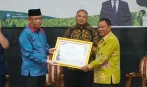 Sekda Kabupaten Kapuas Hulu, Mohd Zaini menerima penghargaan opini WTP 5 kali berturut-turut, di Balai Petitih Kantor Gubernur Kalbar, Kamis (20/10/2022). (Foto: Jauhari)