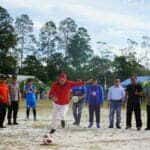 Wabup Kapuas Hulu, Wahyudi Hidayat melakukan tendangan bola pertama sebagi tanda dimulainya Turnamen Aspember Cup Desa Nanga Mentebah 2022. (Foto: Jauhari)