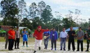 Wabup Kapuas Hulu, Wahyudi Hidayat melakukan tendangan bola pertama sebagi tanda dimulainya Turnamen Aspember Cup Desa Nanga Mentebah 2022. (Foto: Jauhari)