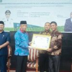 Wakil Bupati Ketapang, Farhan menerima penghargaan dari Kemenkeu RI di Balai Petitih Kantor Gubernur Kalbar, Kamis (20/10/2022). (Foto: Adi LC)