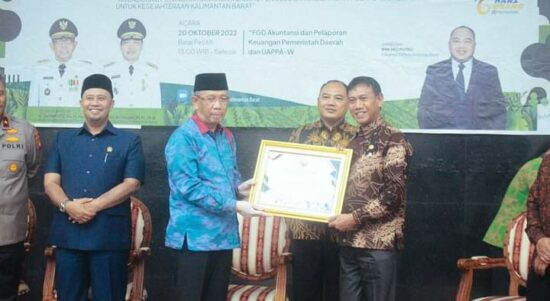 Wakil Bupati Ketapang, Farhan menerima penghargaan dari Kemenkeu RI di Balai Petitih Kantor Gubernur Kalbar, Kamis (20/10/2022). (Foto: Adi LC)