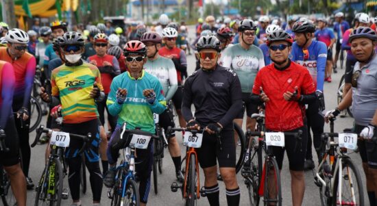 Para peserta Happy Cycling 251 Kilometer bersiap-siap menempuh rute 251 kilometer. (Foto: Prokopim For KalbarOnline.com)