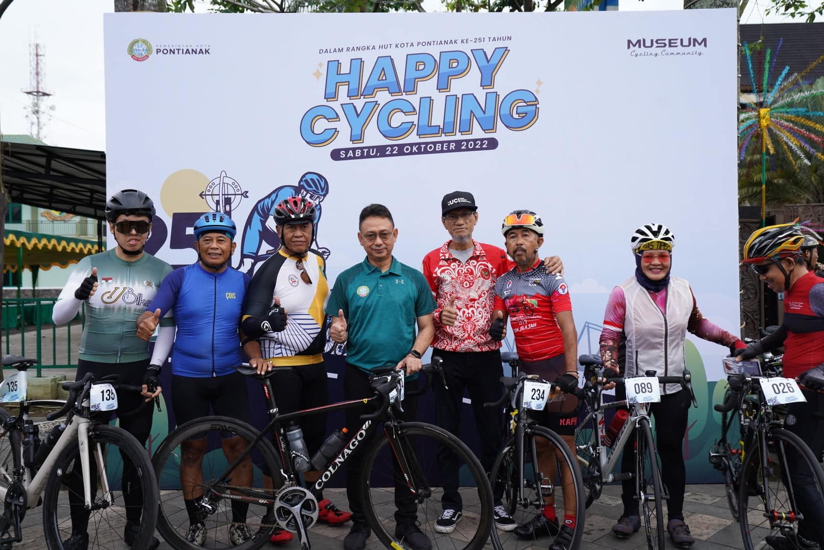 Wali Kota Pontianak, Edi Rusdi Kamtono (tengah) foto bersama dengan para pebalap sepeda peserta Happy Cycling 251 Kilometer. (Foto: Prokopim For KalbarOnline.com)