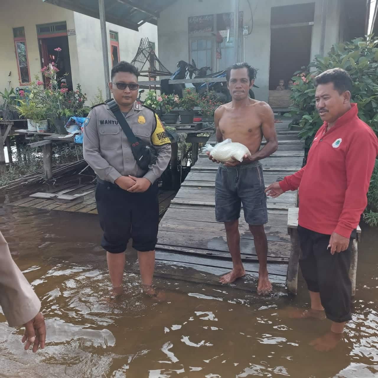 Polsek Embaloh Hilir memberikan bantuan sosial kepada masyarakat terdampak banjir di Desa Nanga Palin. (Foto: Ishaq)