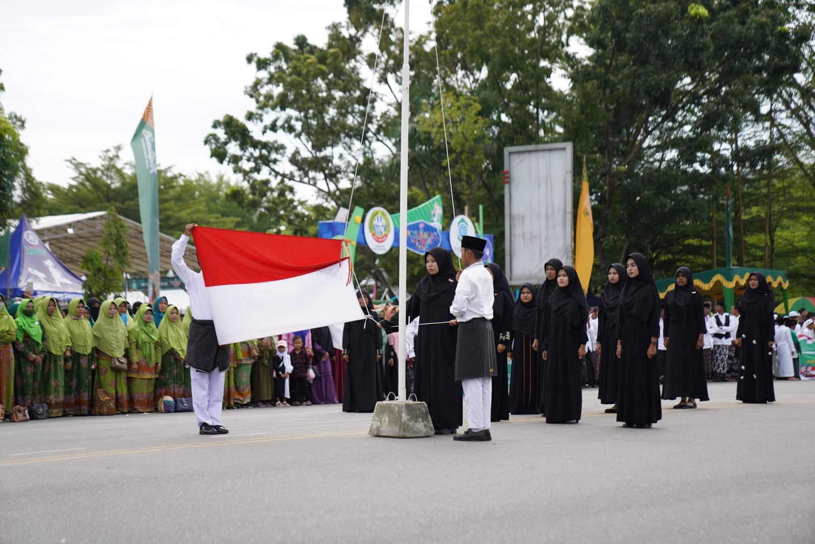 Pengibaran bendera merah putih pada upacara Peringatan Hari Santri Nasional 2022 di Kota Pontianak. (Foto: Prokopim For KalbarOnline.com)