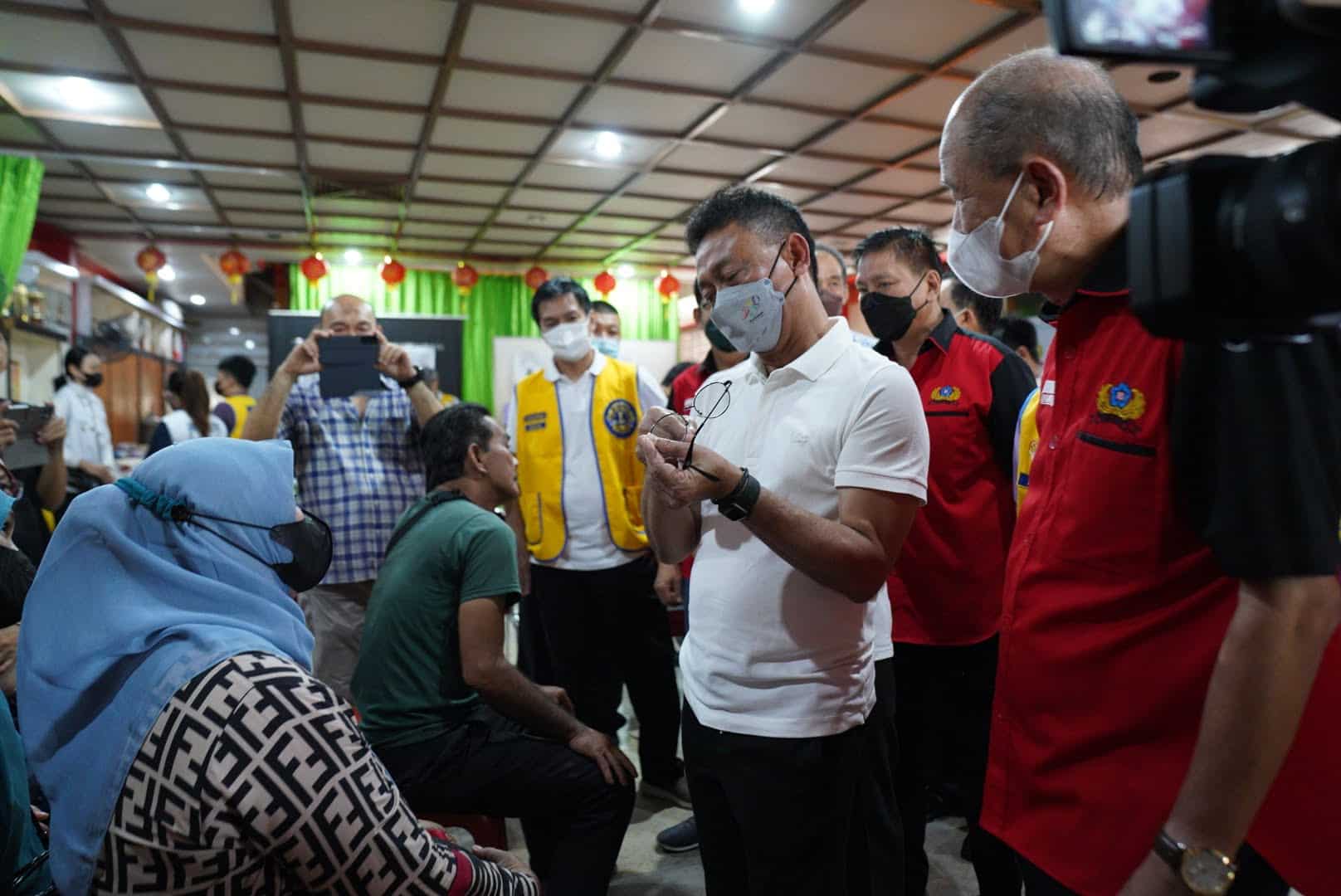Wali Kota Pontianak, Edi Rusdi Kamtono meninjau pemeriksaan mata dan pemberian kacamata gratis bagi petugas kebersihan di Yayasan Bhakti Suci. (Foto: Prokopim For KalbarOnline.com)