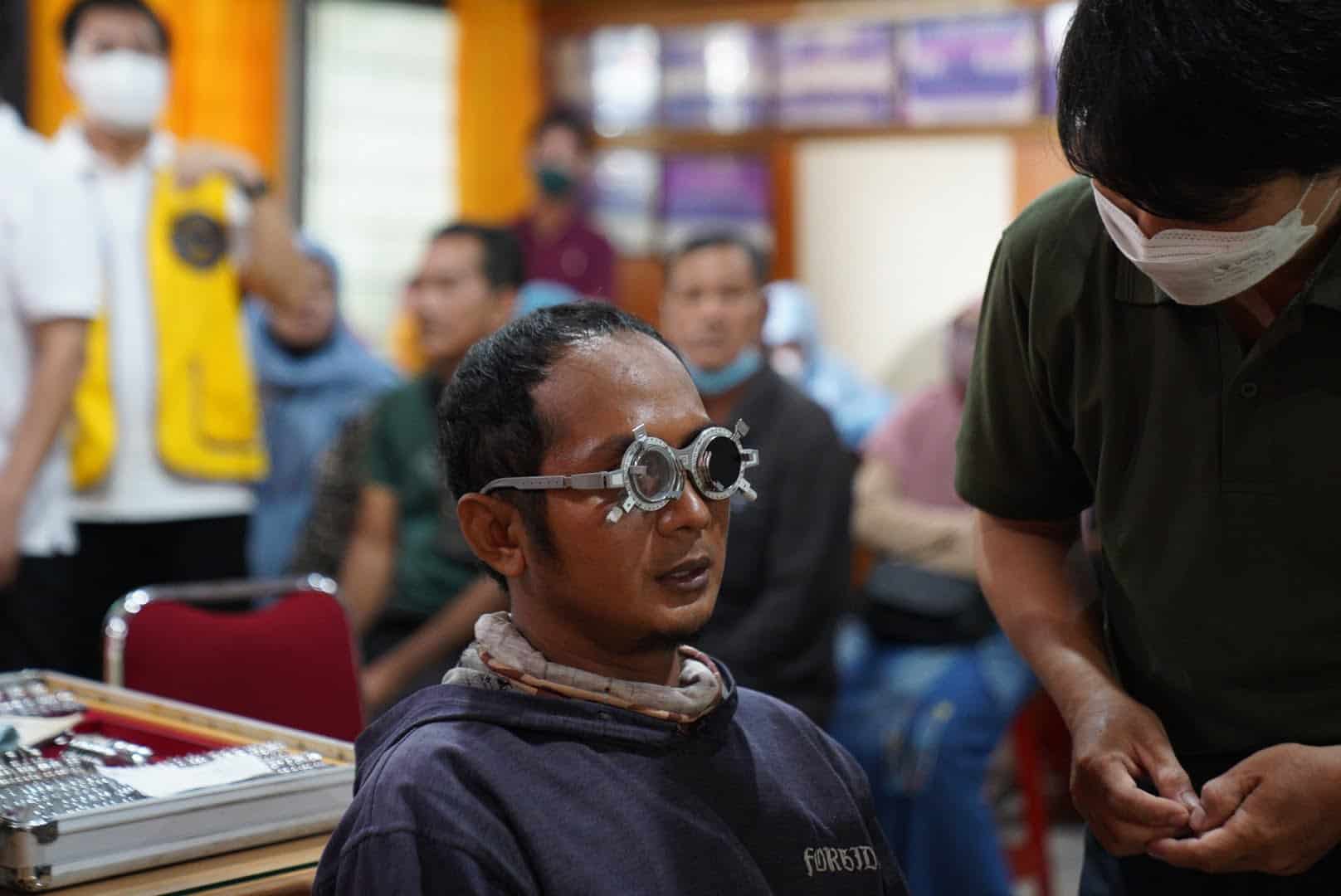 Satu diantara petugas kebersihan tengah menjalani pemeriksaan mata di Yayasan Bhakti Suci. (Foto: Prokopim For KalbarOnline.com)