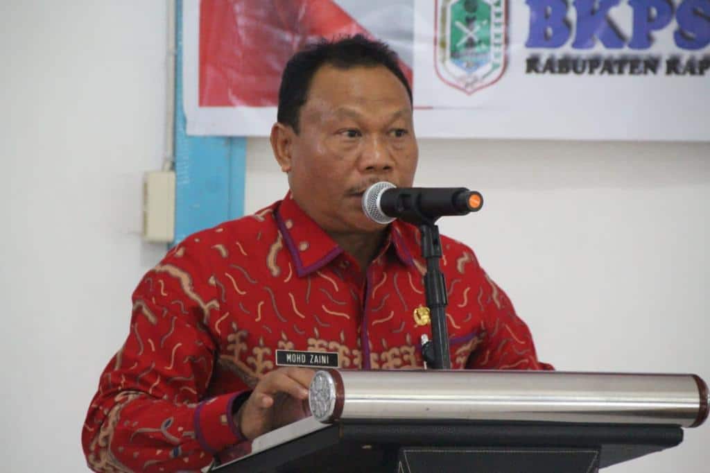 Sekda Kapuas Hulu, Mohd Zaini memberikan arahan dalam acara penutupan Latsar CPNS Golongan III Gelombang II Angkatan 153 Tahun 2022, di Aula Hotel Uncak Lestari Putussibau. (Foto: Ishaq)