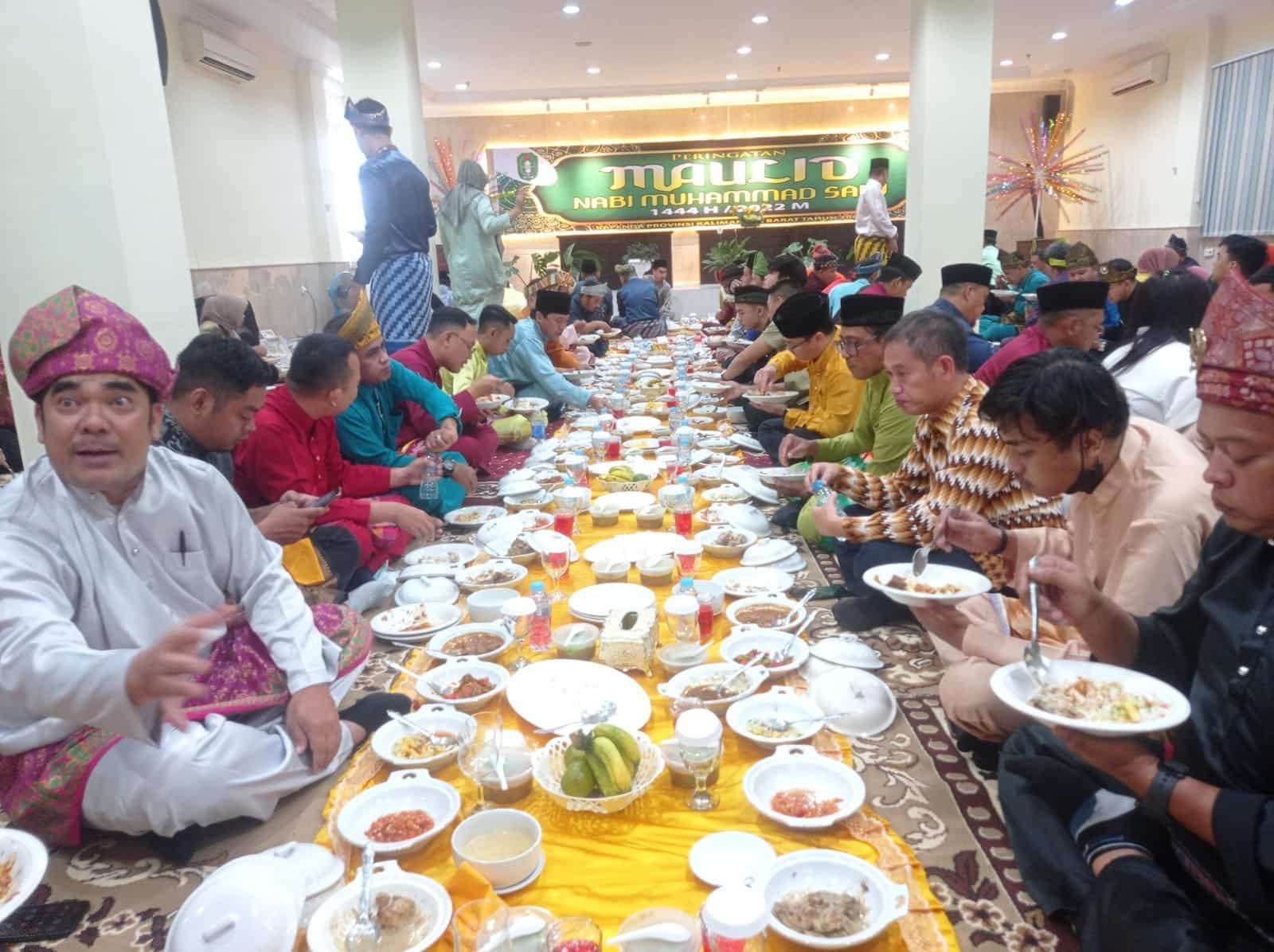 Makan besaprah di Kantor Badan Pendapatan Daerah (Bapenda) Kalimantan Barat (Kalbar). (Foto: Jauhari)