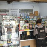 Personel Polres Ketapang melaksanakan patroli ke sejumlah apotek dan toko-toko obat yang berada di Kecamatan Delta Pawan. (Foto: Adi LC)