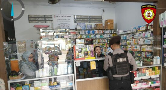 Personel Polres Ketapang melaksanakan patroli ke sejumlah apotek dan toko-toko obat yang berada di Kecamatan Delta Pawan. (Foto: Adi LC)