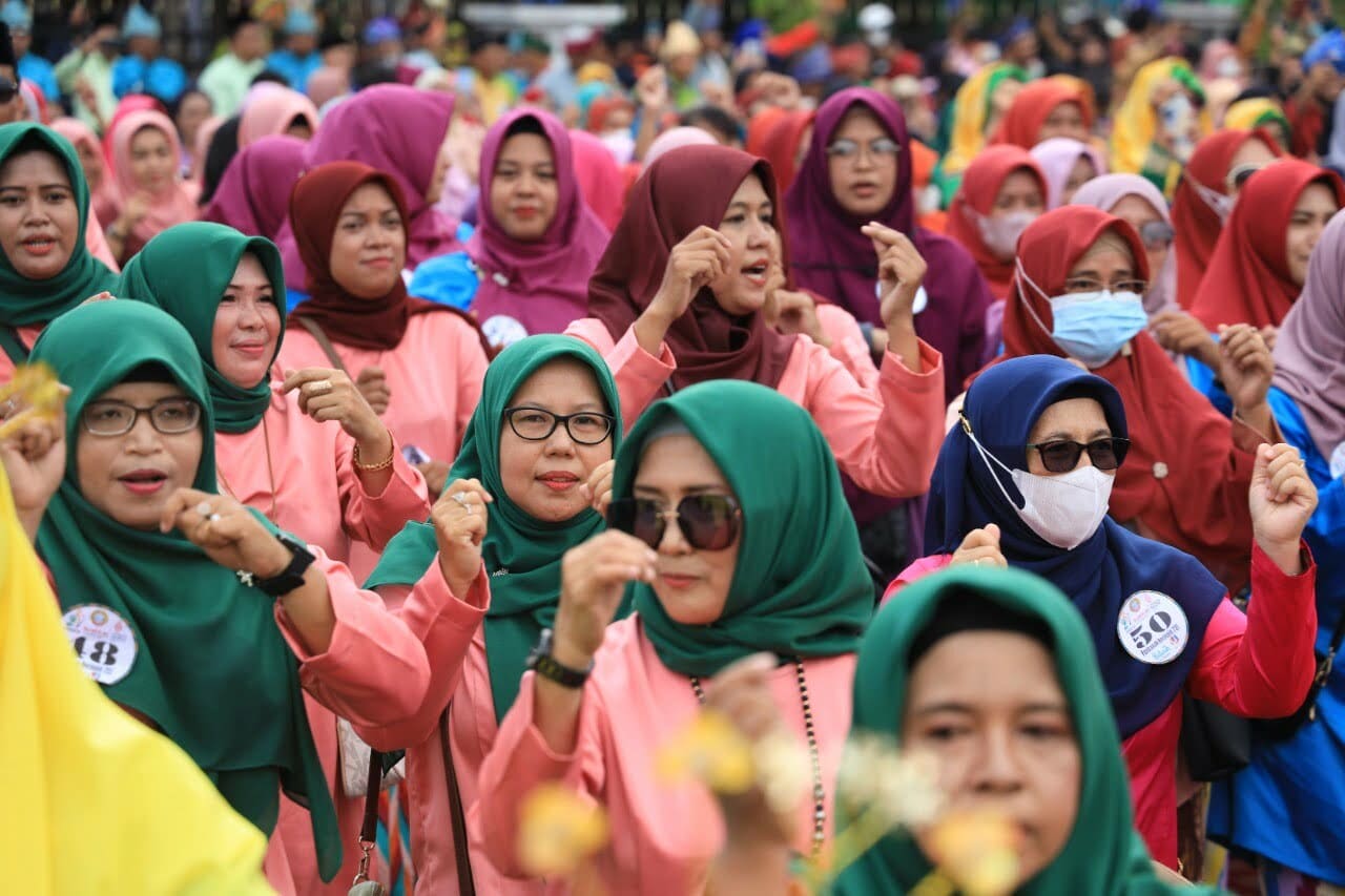 Ribuan warga berbahagia menari jepin pada puncak peringatan Hari Jadi Kota Pontianak ke-251. (Foto: Prokopim For KalbarOnline.com)